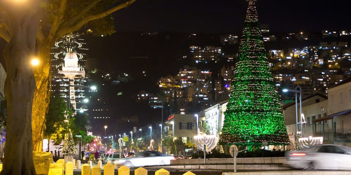 Juletre i Haifa, en by med svært sammensatt etnisk og religiøs befolkning. Foto: Oren Rozen - phttps://commons.wikimedia.org/wiki/User:Poliocretes.