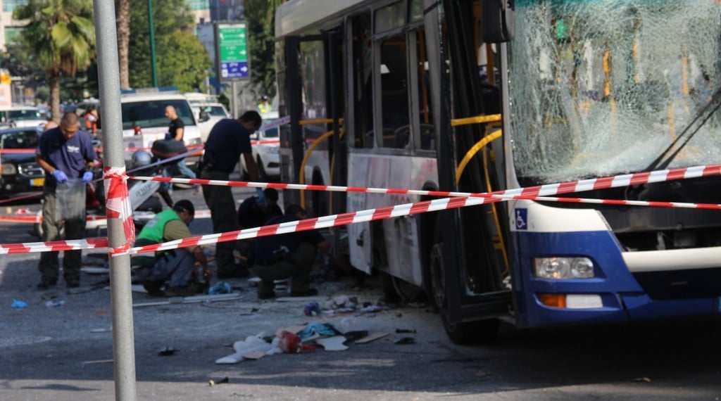 Bilde av rutebuss rammet av et palestinske terrorangrep i Tel Aviv - IDFs Spokepresons Unit / https://commons.wikimedia.org/wiki/File:Tel_Aviv_bus_bombing,_November_2012.jpg.