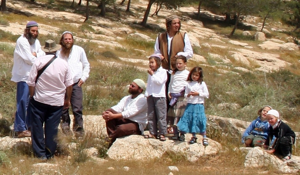Israelske "nybyggere" ved bosetningen Havat Ma'on. Foto: Ukjent - https://www.flickr.com/photos/joshhough/2100674231.
