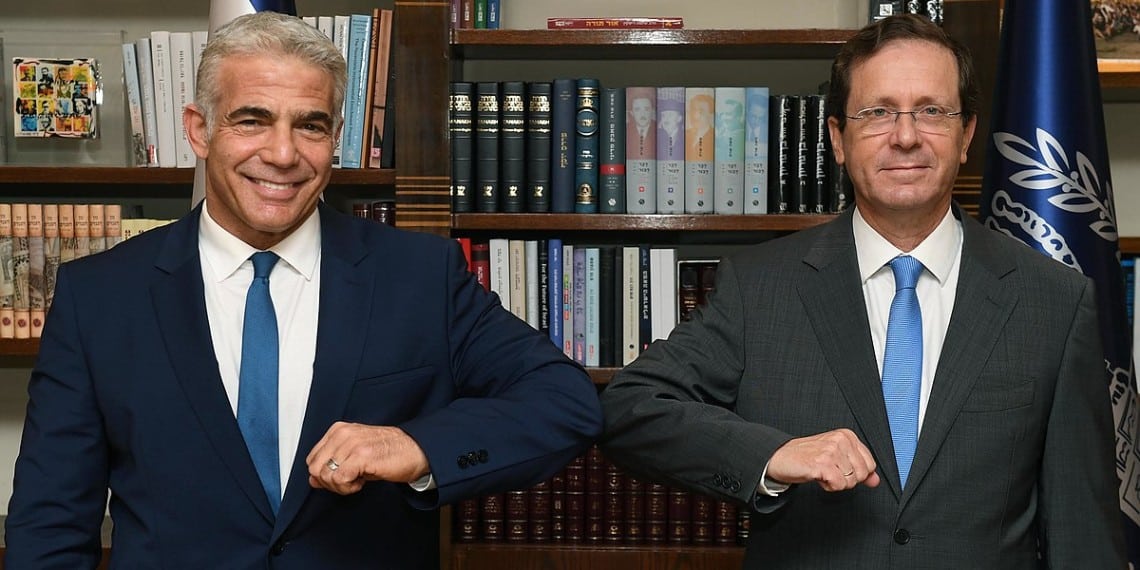 Israels president Isaac Herzog (venstre) og opposisjonsleder Yair Lapid. Foto: Mark Neyman/Spokesperson unit of the President of Israel - https://commons.wikimedia.org/wiki/File:Isaac_Herzog_and_Yair_Lapid,_July_2021_%280422%29.jpg.