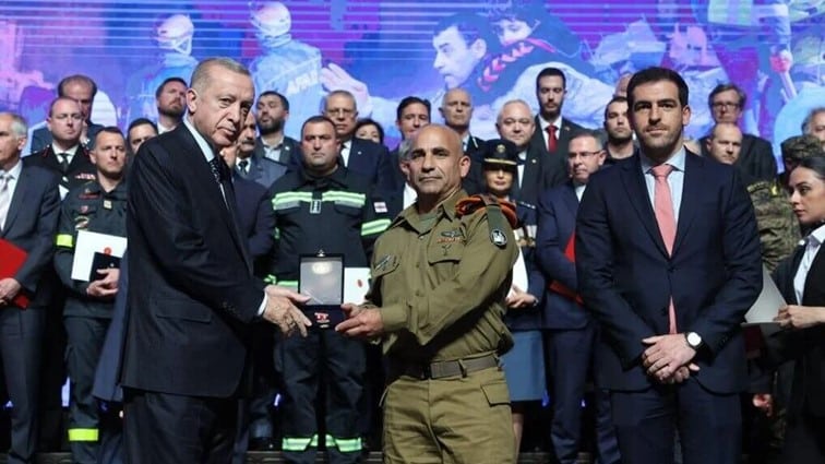 Oberst Golan Voch mottar tyrkisk æresmedalje fra president Recep Tayyip Erdoğan. Foto: Det tyrkiske presidentpalasset, i YnetNews.