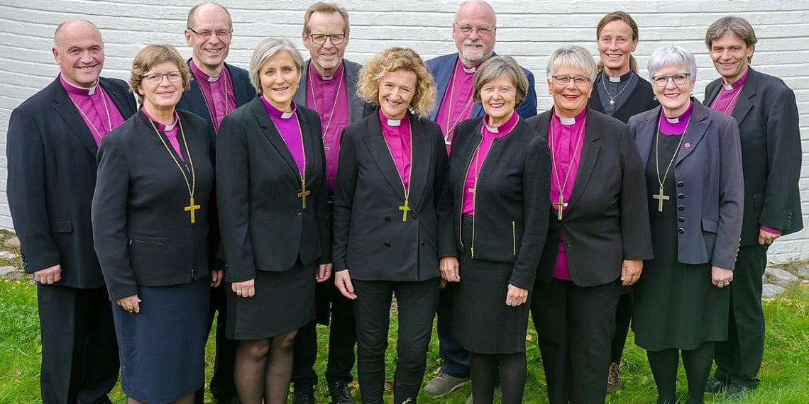Biskopene i Den norske kirke (2018). Kari Veiteberg nr. 3 fra venstre foran. Foto fra Wikimedia Commons.