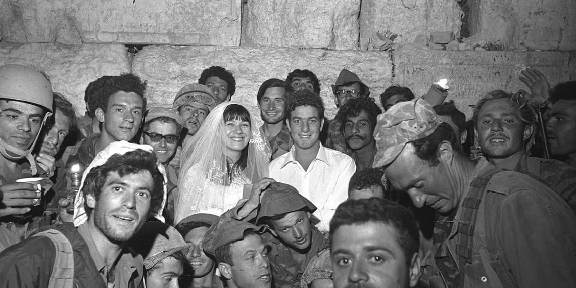Jødisk bryllup ved Vestmuren, 9 juni 1967. Foto: Public domain, Government Press Office of Israel.