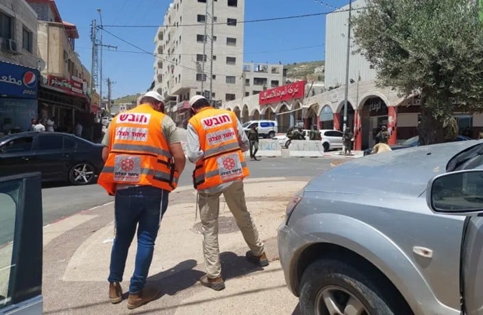 United Hatzalah på åstedet der knivstikkingen i Huwara fant sted 4. mai 2023. Foto:  UNITED HATZALAH‏, i Jerusalem Post.