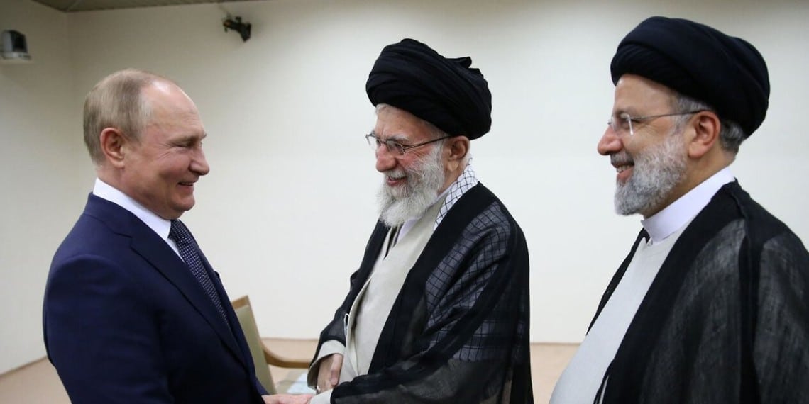 Vladimir Putin i møte med Irans overhode Ali Khamenei og Irans president Ebrahim Raisi i Teheran 19. juli 2022. Foto: Mehr News Agency - https://commons.wikimedia.org/wiki/File:Putin_meeting_with_Iranian_leaders_%282022-07-19%29.jpg.