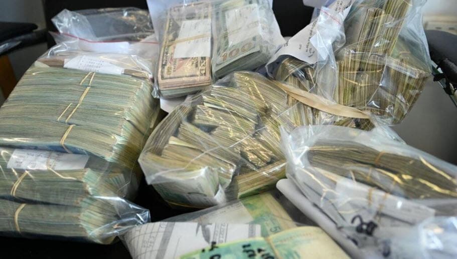 Penger i mange valutaslag, blant annet irakiske og jordanske dinarer og amerikanske dollar.. Foto: IDF