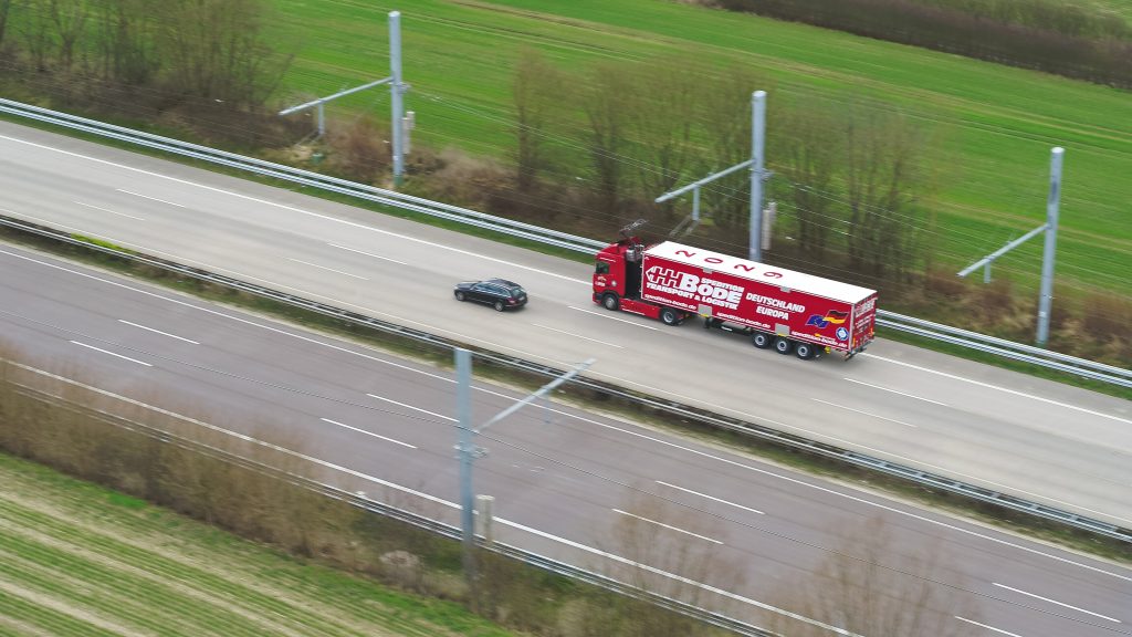 Oberleitungs-LKW auf Teststrecke