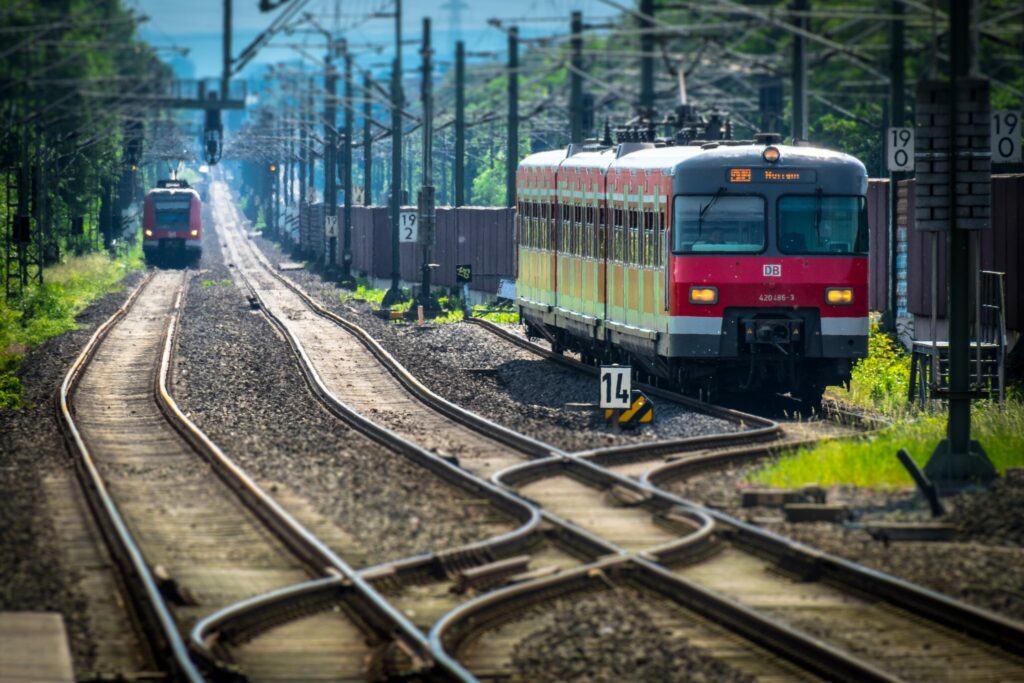 Zwei Züge auf Eisenbahnschienen