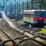 Zwei Züge auf Eisenbahnschienen