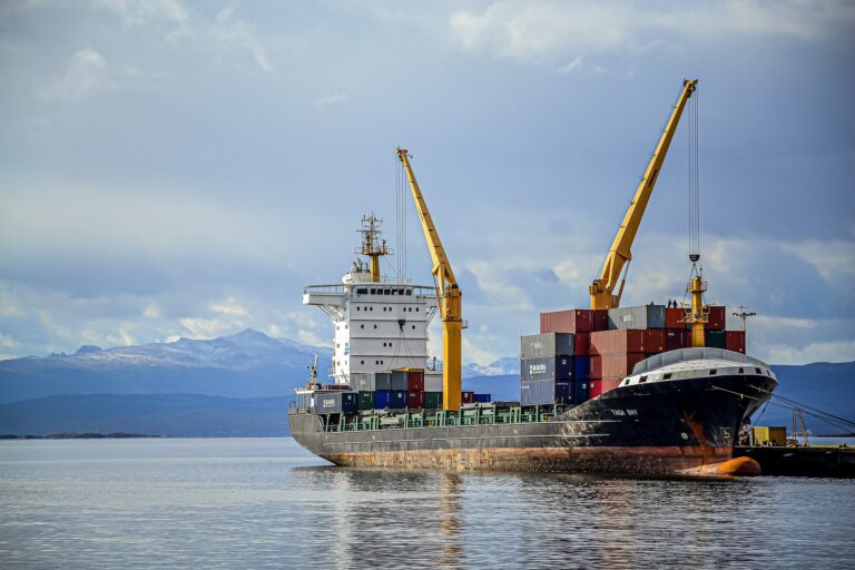 Containerschiff am Hafen