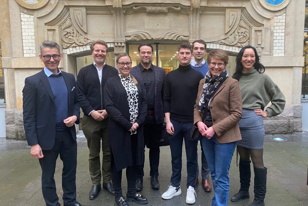 Vertreter:innen von IKEM und Novia UAS (von links nach rechts): Örjan Andersson (Novia), Simon Schäfer-Stradowsky (IKEM), Johanna Liinamaa (Novia), Kristian Blomqvist (Novia), Tim Langenhorst (IKEM), Friedemann Kallmeyer (IKEM), Eva Sandberg-Kilpi (Novia), Anika Nicolaas Ponder (IKEM).