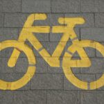 Radwegmarkierung auf grauem Beton