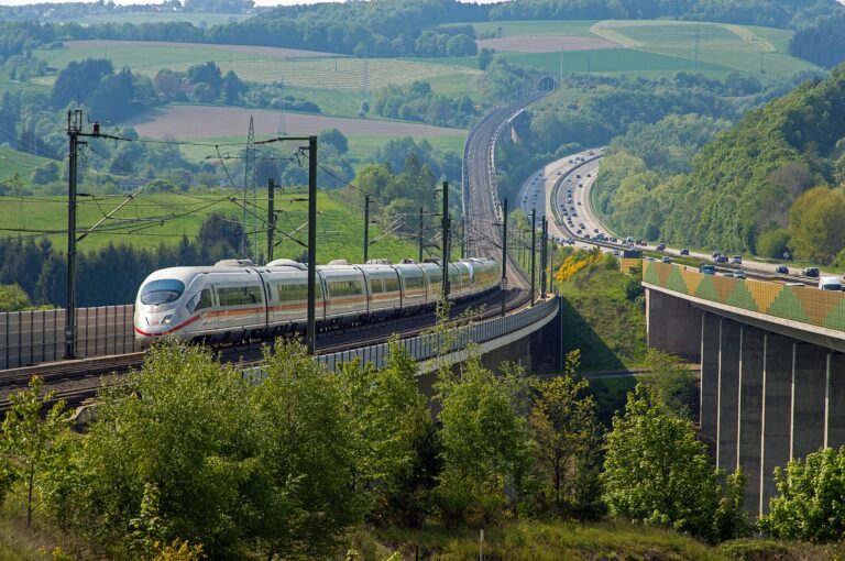 ICE auf einer Schnellfahrstrecke neben Autobahn