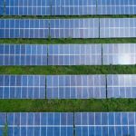 Freiflächen-Photovoltaikanlagen auf einem grünen Feld