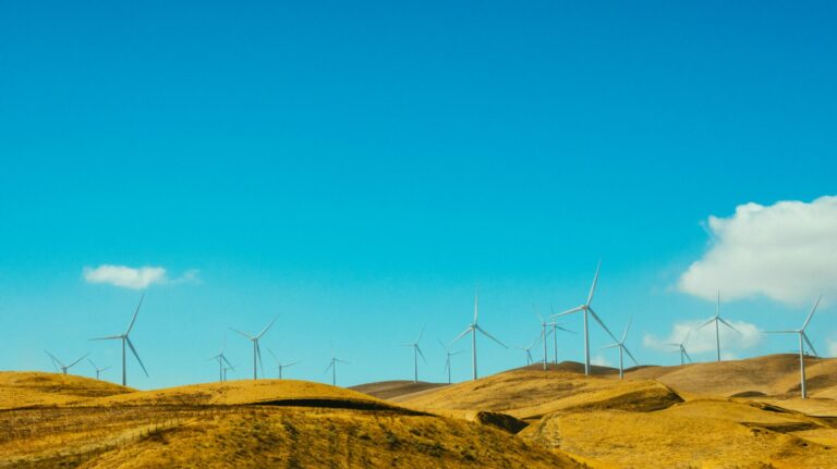 Windkraftanlagen auf einem Hügel