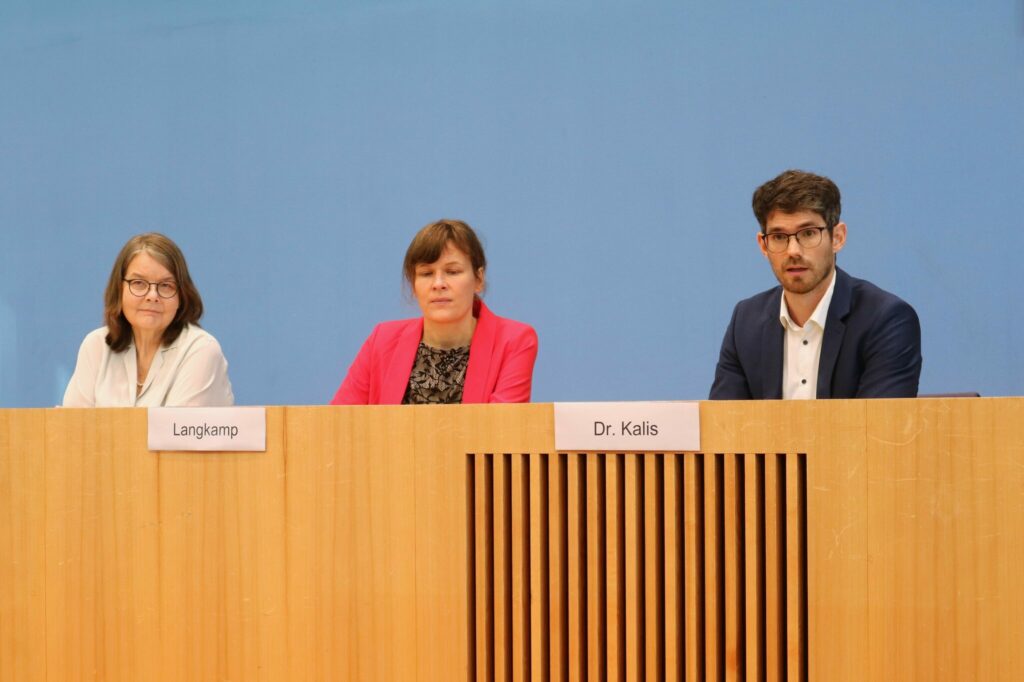 Dr. Michael Kalis (IKEM) presents a study on climate governance at the Bundespressekonferenz.