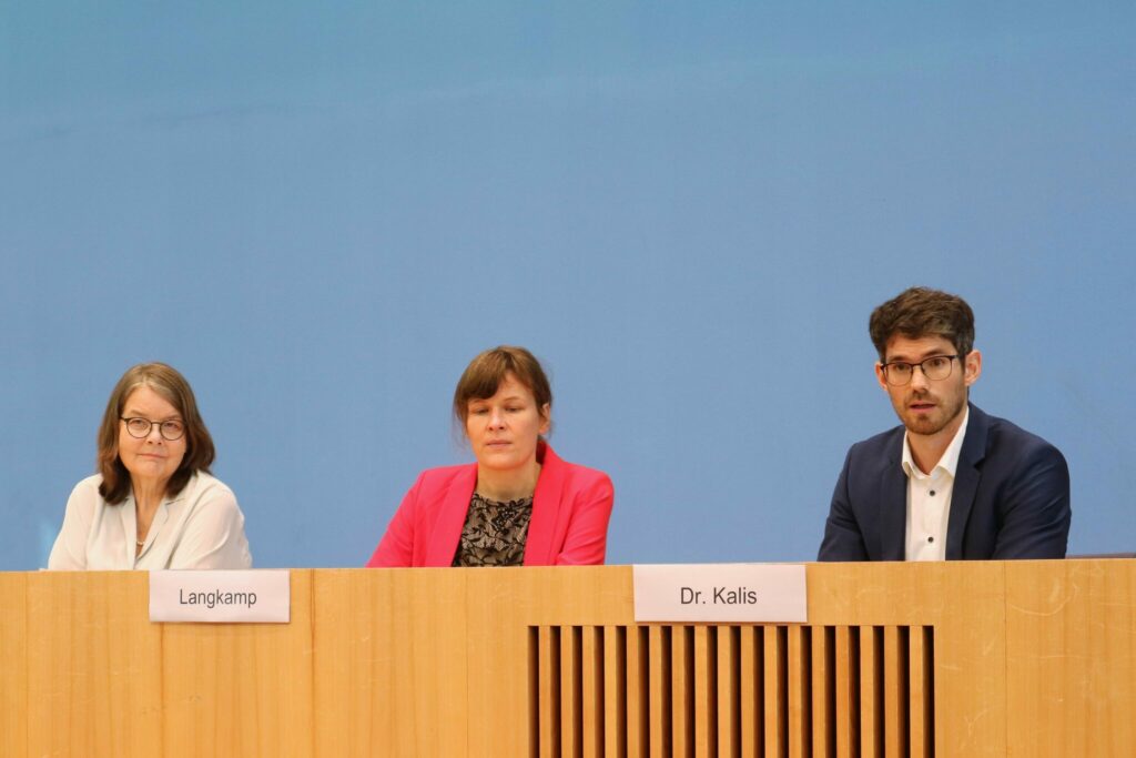 Dr. Michael Kalis (IKEM) stellt eine Studie zur Klima-Governance bei der Bundespressekonferenz vor