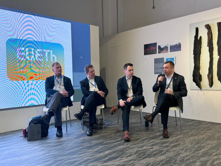 Teilnehmer der COP28-Nebenveranstaltung des EUETH in Dubai, Dezember 2023: Prof. Dr. Michael Rodi, Prof. Dr. Michael Mehling, Kyrylo Kryvolap und Valentyn Gvozdiy.