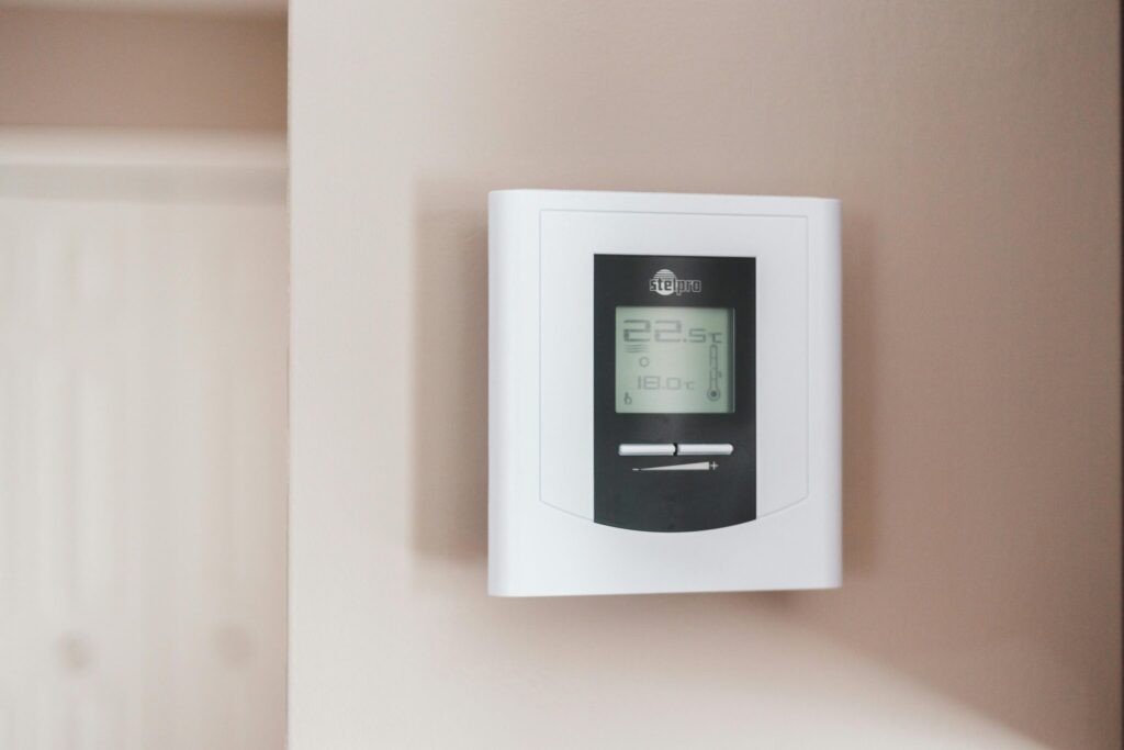 Thermostat an einer Wand von Erik Mclean