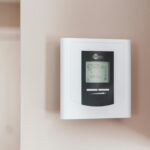 Thermostat an einer Wand von Erik Mclean