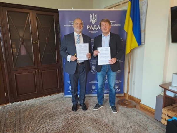 Dr Ivo Hlaváček(left, EUETH) and Andriy Gerus (Chair of the Committee on Energy, Housing and Utilities Services, Verkhovna Rada) after signing the MoU.