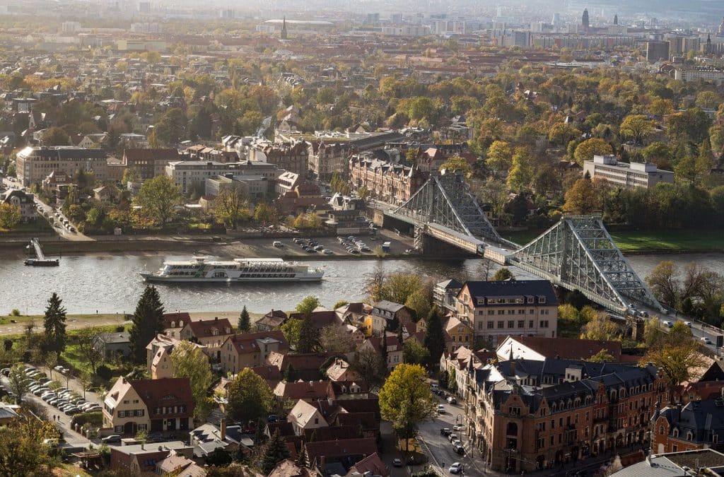 Elbe bei Dresden mit Stadt im Hintergrund