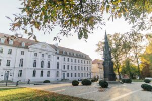 Hauptgebäude der Universität Greifswald im Herbst Universität Greifswald