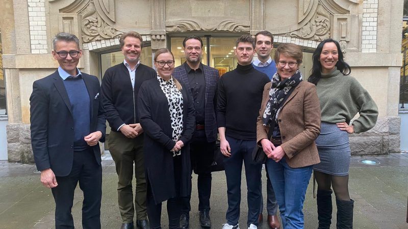 Vertreter:innen von IKEM und Novia UAS (von links nach rechts): Örjan Andersson (Novia), Simon Schäfer-Stradowsky (IKEM), Johanna Liinamaa (Novia), Kristian Blomqvist (Novia), Tim Langenhorst (IKEM), Friedemann Kallmeyer (IKEM), Eva Sandberg-Kilpi (Novia), Anika Nicolaas Ponder (IKEM).