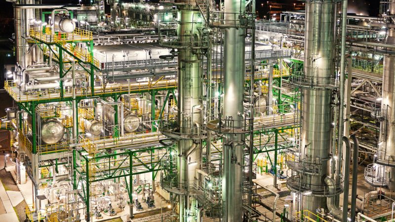 PCK-Raffinerie bei Nacht