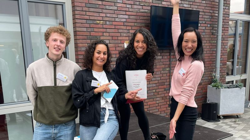 IKEM-Mitarbeiter mit Andrea Raquel Ruiz Lopez und Marina Braun von RevoluSun – Preisträger des Social Innovation Challenge des ENGAGE Projektes