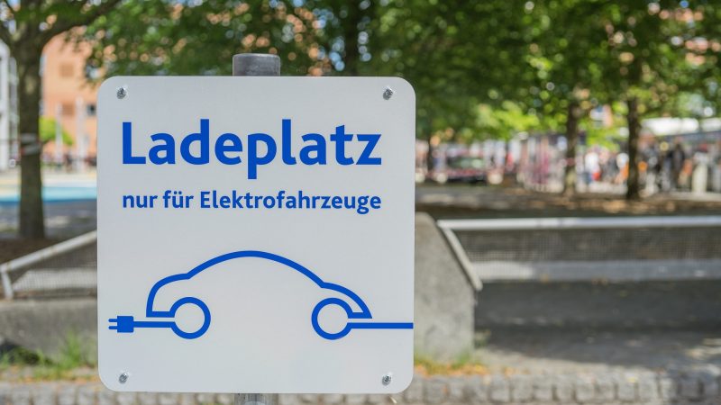 electric-car-3585681_1920-e1545058927435