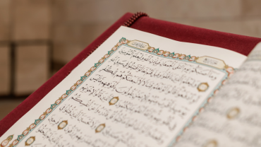 Moet men de volgorde van de Quraan volgen in de recitatie tijdens het gebed?