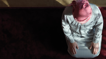 Hadith: Vrijwillig gebed tussen de Adhaan en Iqaamah