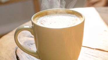 Mag men blazen in een kop, bord & dergelijke om drank of voeding af te koelen?