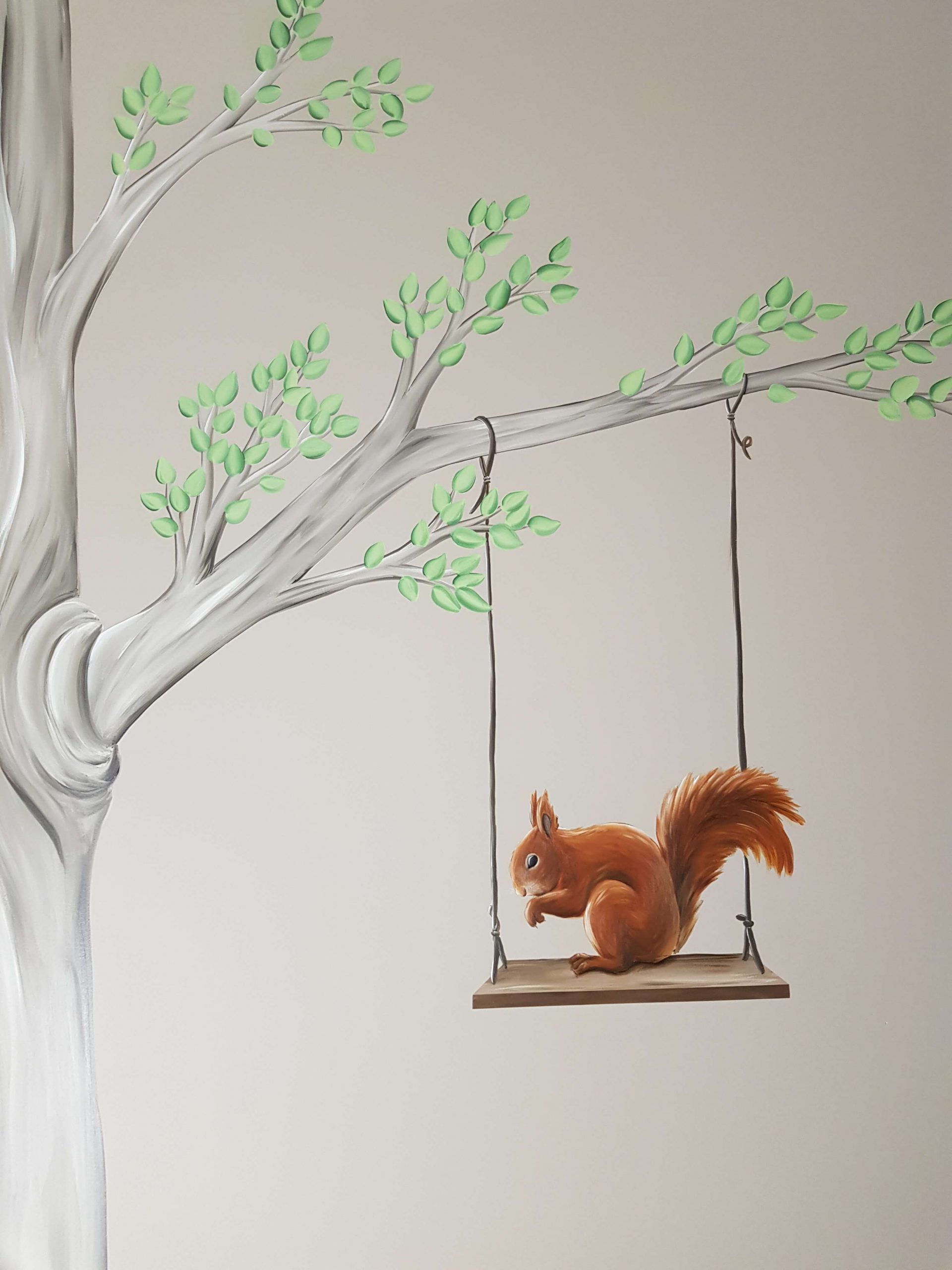 Eekhoorntje op schommel aan een witte boom - Ik wil een muurschildering