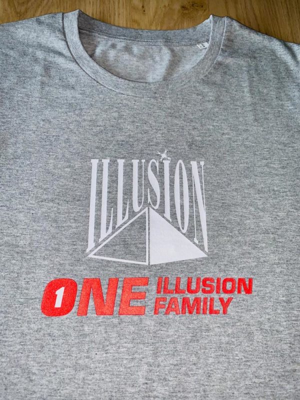 One Illusion One Family Grijs (Voor - Zoom)