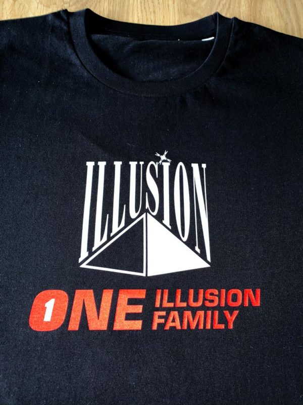 One Illusion One Family Zwart (Voor - Zoom)