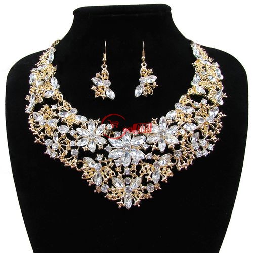 European Luxurious Crystal Full Diamond Alloy Hollow Out Angel Wings Flower Women Choker Necklace And Earrings Accessories Jewelry Set ( Gold+ White Crystal) – Gold