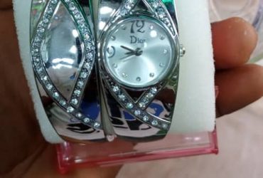 Wristwatch and bracelet for ladies.
