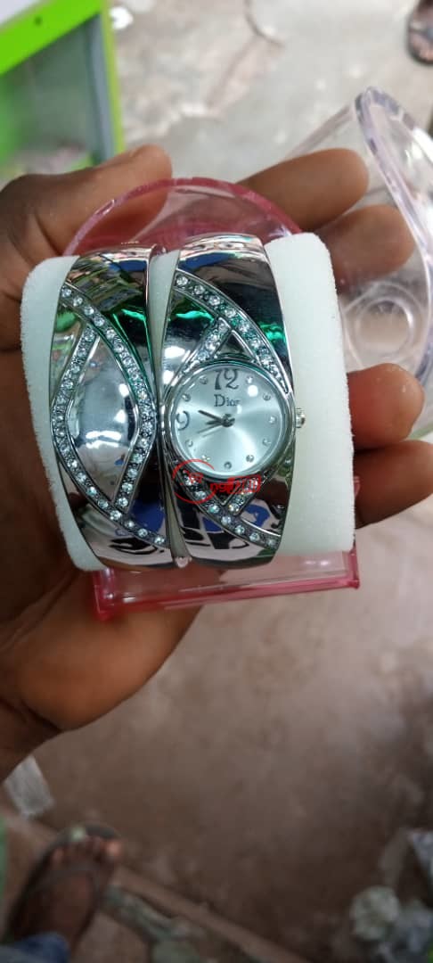 Wristwatch and bracelet for ladies.