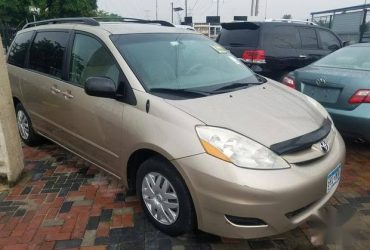 Toyota Sienna 2006 Gold