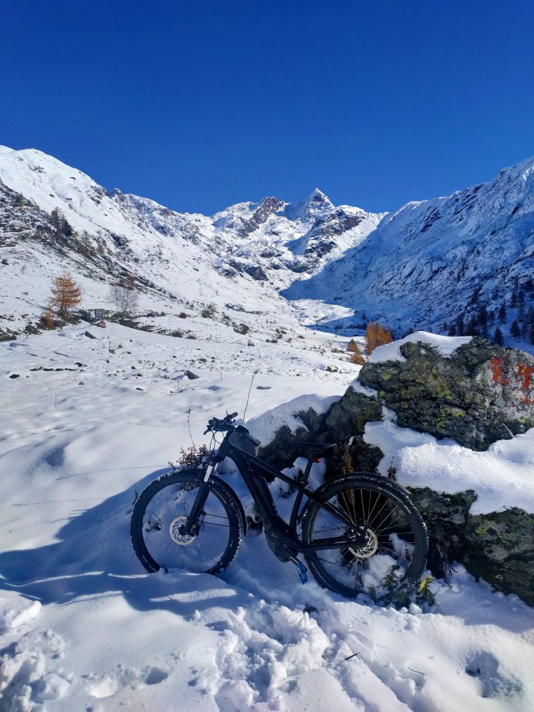 Appena oltre la chiesetta Madonna della Neve con il Pizzo dei Tre Signori sullo sfondo Foto Gabriele Ardemagni