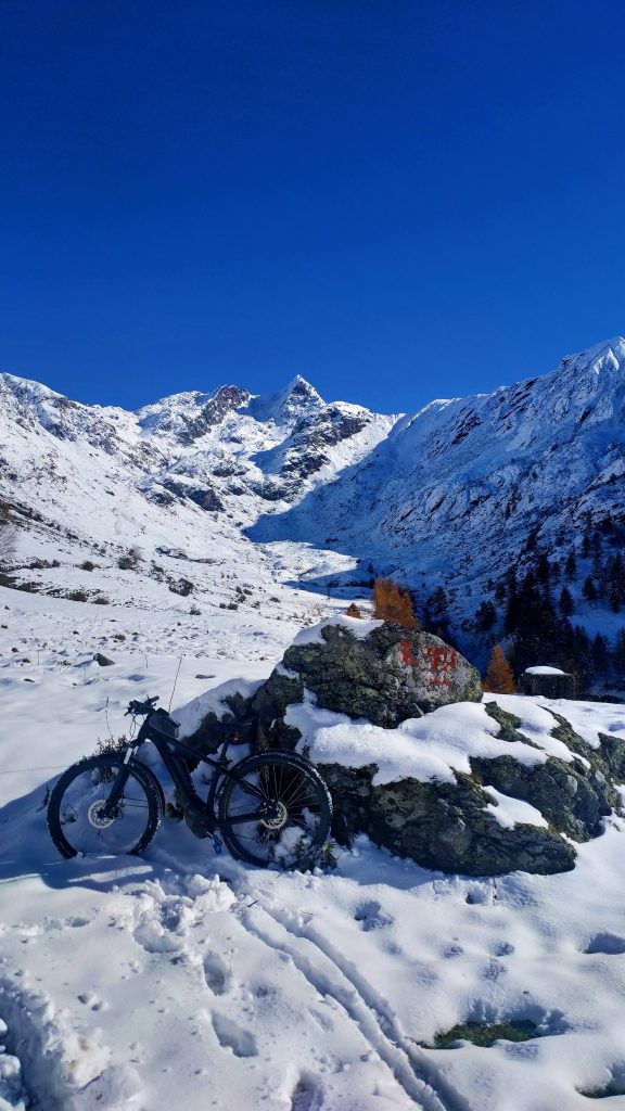 Appena oltre la chiesetta Madonna della Neve con il Pizzo dei Tre Signori sullo sfondo Foto Gabriele Ardemagni