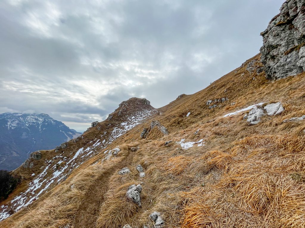 Quasi in Vetta al Monte Due mani Foto Gabriele Ardemagni