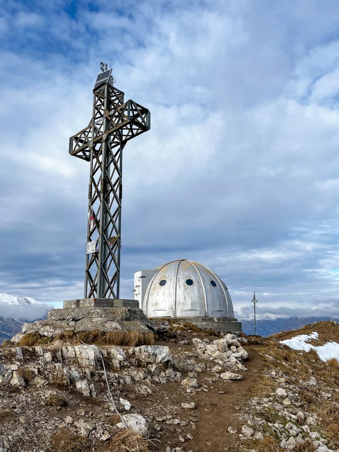 Vetta Monte Due mani con Croce e Bivacco Foto Gabriele Ardemagni