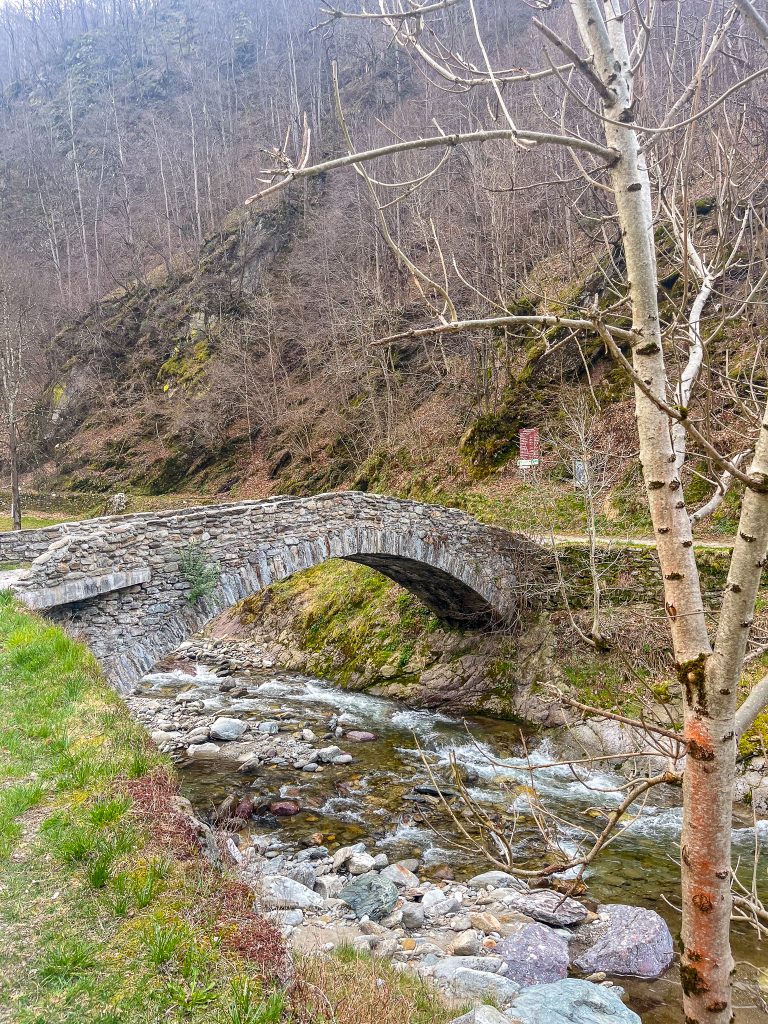 Il ponticello romano a inizio percorso - Foto di Gabriele Ardemagni