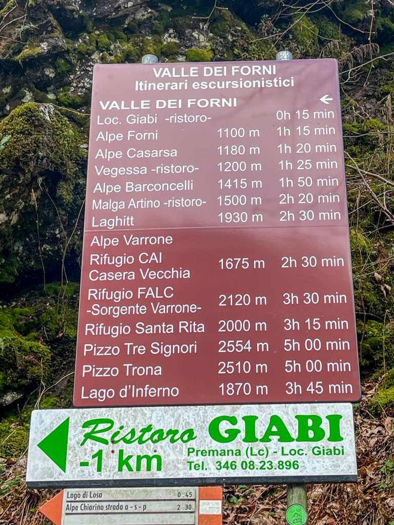 Il cartello di tutte le mete raggiungibili nella Valle dei Forni e sull'Alpe Varrone - Foto di Gabriele Ardemagni