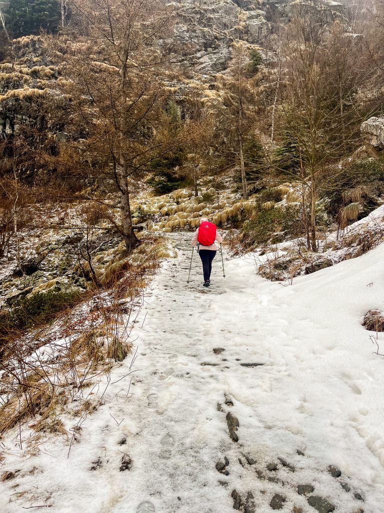 Finito il temporale durato oltre mezz'ora ripartiamo calpestando la grandine che si è mischiata alla neve - Foto di Gabriele Ardemagni