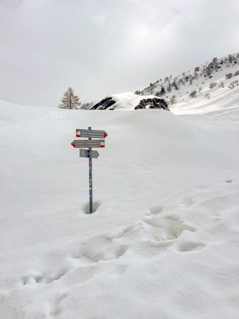 Ultimo segnavia della nostra escursione: a sinistra si arriva in brevissimo al Rifugio Casera Vecchia, salendo a destra invece si raggiunge in un ora circa il Rifugio Santa Rita - Foto di Gabriele Ardemagni