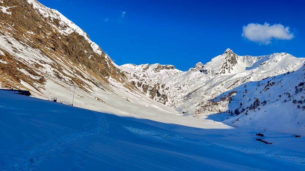 Ed è proprio quando il Sole inizia a calare che la giornata diventa davvero bella con cielo terso e pulito, l'aria però si fa gelida ed insistente, sulla sx si vede il tetto del rifugio - Foto di Gabriele Ardemagni